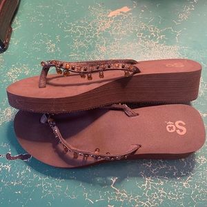 So Brown Flip Flops With Bead Fringe NWOT